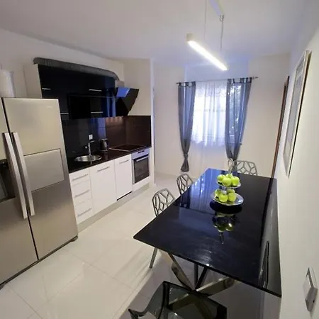 New,modern & Lux In The Center With Parking 아파트 *